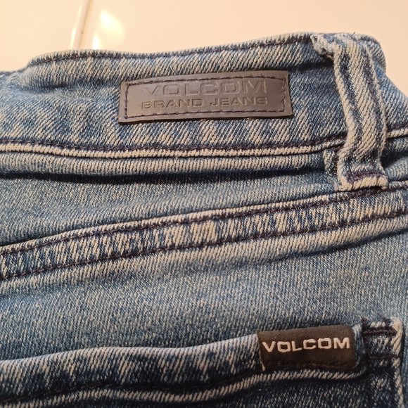 Volcom Denim Shorts Size 28 High-Rise Girlfriend 28Wx2L 11" Waist to Hem, Cuffed - Picture 8 of 8